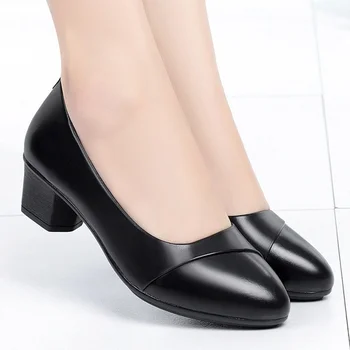 BKQU 2022 Kadın Yumuşak Deri Düşük Topuk Ayakkabı Rahat Yumuşak Taban Orta Yaşlı Sandalet Orta Topuk iş ayakkabısı Yeni Varış