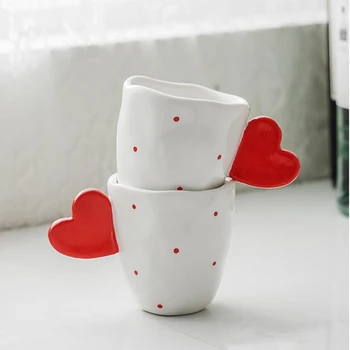 Kırmızı Kalp Grip Seramik Kupalar Bardak Yaratıcı Güzel Kırmızı Polka Dot Baskılar Su Bardağı Kahve Kupaları Basit Aşk Hediye Çift İçin