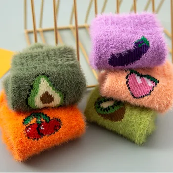 Sıcak Satış Kadınlar Sıcak Kabarık Çorap Sevimli Meyve Baskı Yumuşak Kazık Rahat Orta Tüp Çorap Taklit Vizon Kaşmir Kalınlaşmak Çorap