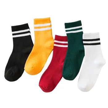 İki çubuğun sevimli Kore versiyonu Japon çizgili pamuklu çorap İNS trend okul çorap ilkbahar ve sonbahar spor elastik çorap